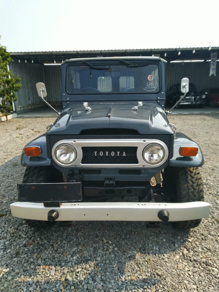 Front view of our grey FJ40 with its white bumper
